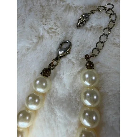 Vintage Glamorous Gold Tone Pearl Necklace with Sparkling Bow Pendant - Picture 4 of 5